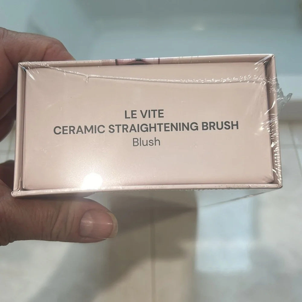 L’ange Le Vite Ceramic Straightening Brush in Blush.NWB